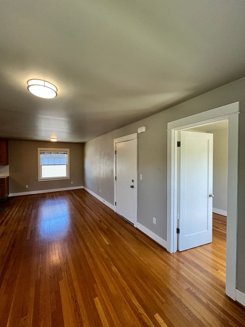 Large / Close-In 1 Bedroom w/Bonus Room! Hardwood Floor, Private Storage, Washer/Dryer & Pet Friendly! 5 of 21