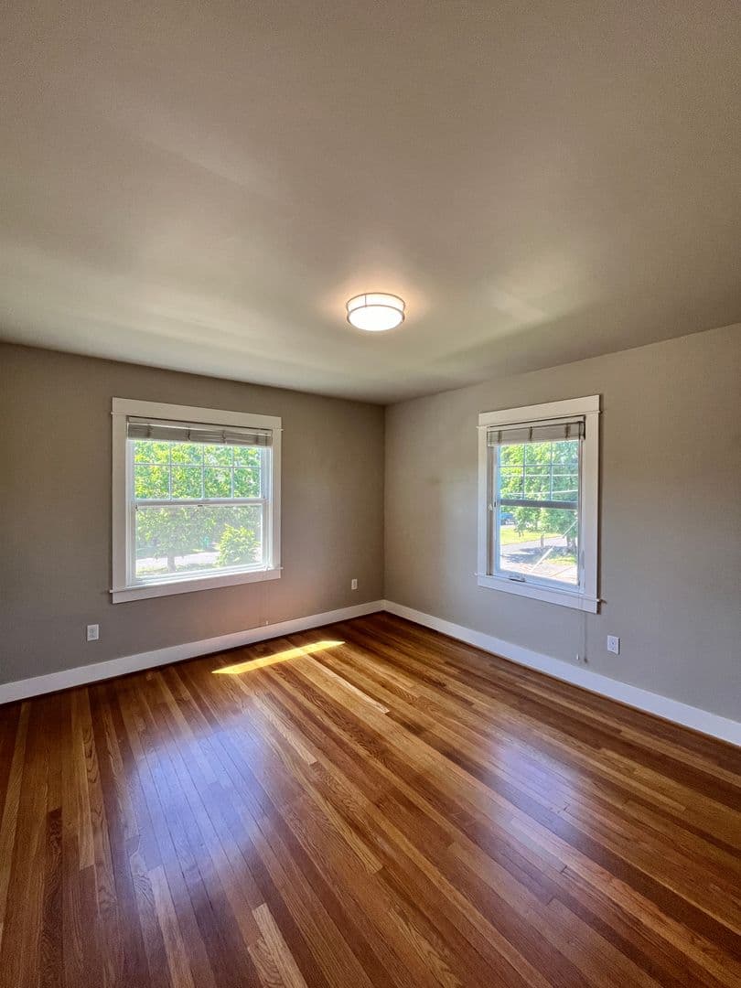 Large / Close-In 1 Bedroom w/Bonus Room! Hardwood Floor, Private Storage, Washer/Dryer & Pet Friendly! 14 of 21