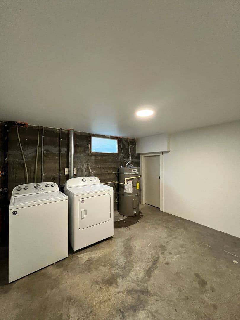 Large / Close-In 1 Bedroom w/Bonus Room! Hardwood Floor, Private Storage, Washer/Dryer & Pet Friendly! 21 of 21