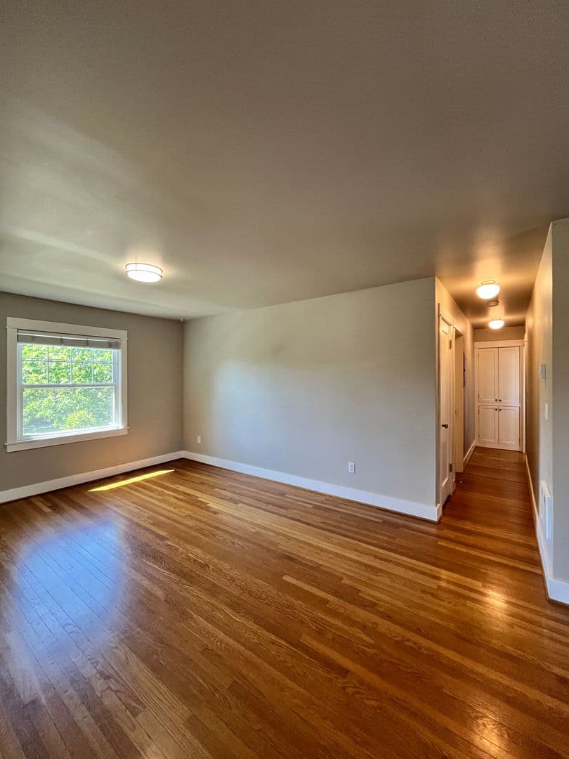 Large / Close-In 1 Bedroom w/Bonus Room! Hardwood Floor, Private Storage, Washer/Dryer & Pet Friendly! 4 of 21