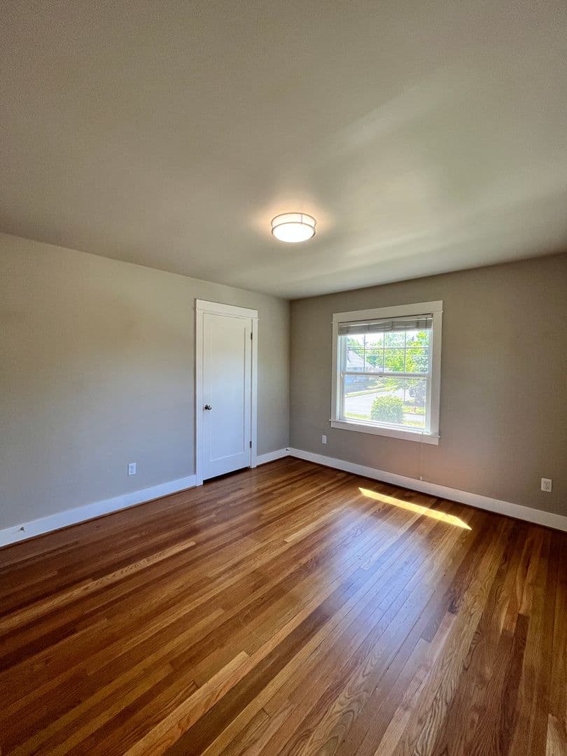 Large / Close-In 1 Bedroom w/Bonus Room! Hardwood Floor, Private Storage, Washer/Dryer & Pet Friendly! 16 of 21