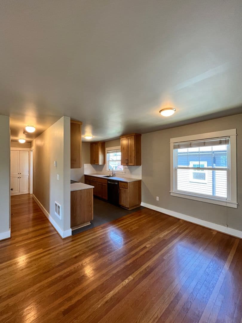 Large / Close-In 1 Bedroom w/Bonus Room! Hardwood Floor, Private Storage, Washer/Dryer & Pet Friendly! 6 of 21