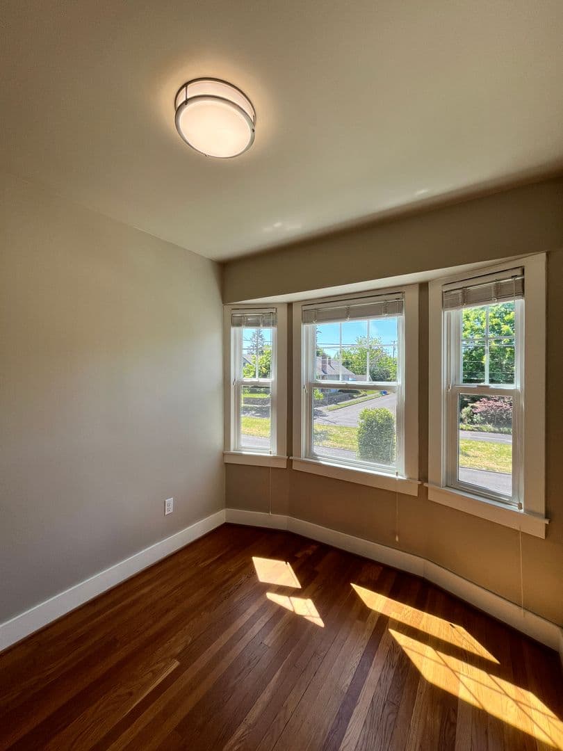 Large / Close-In 1 Bedroom w/Bonus Room! Hardwood Floor, Private Storage, Washer/Dryer & Pet Friendly! 10 of 21