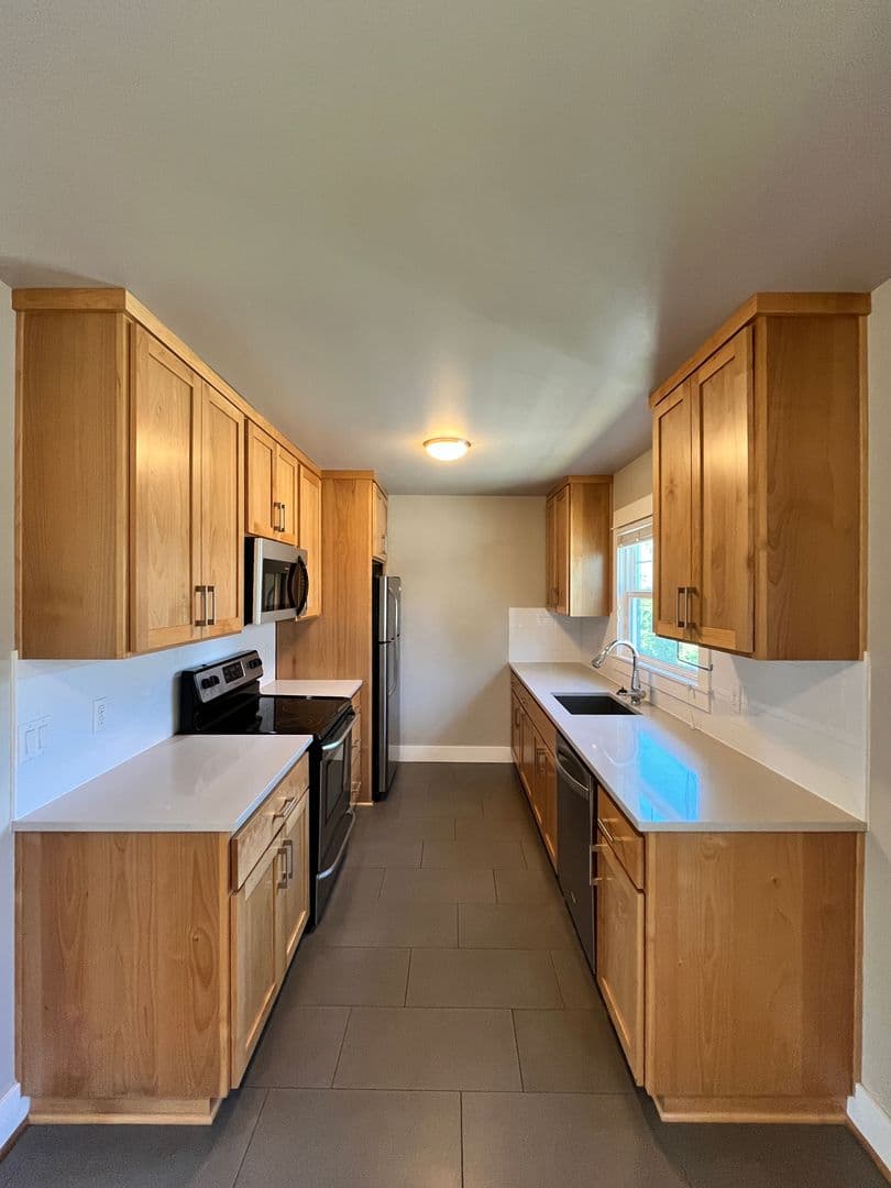 Large / Close-In 1 Bedroom w/Bonus Room! Hardwood Floor, Private Storage, Washer/Dryer & Pet Friendly! 9 of 21