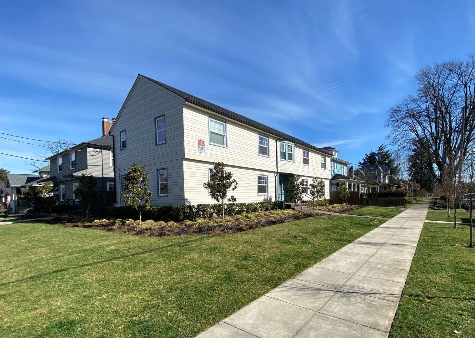 Large / Close-In 1 Bedroom w/Bonus Room! Hardwood Floor, Private Storage, Washer/Dryer & Pet Friendly! 1 of 21