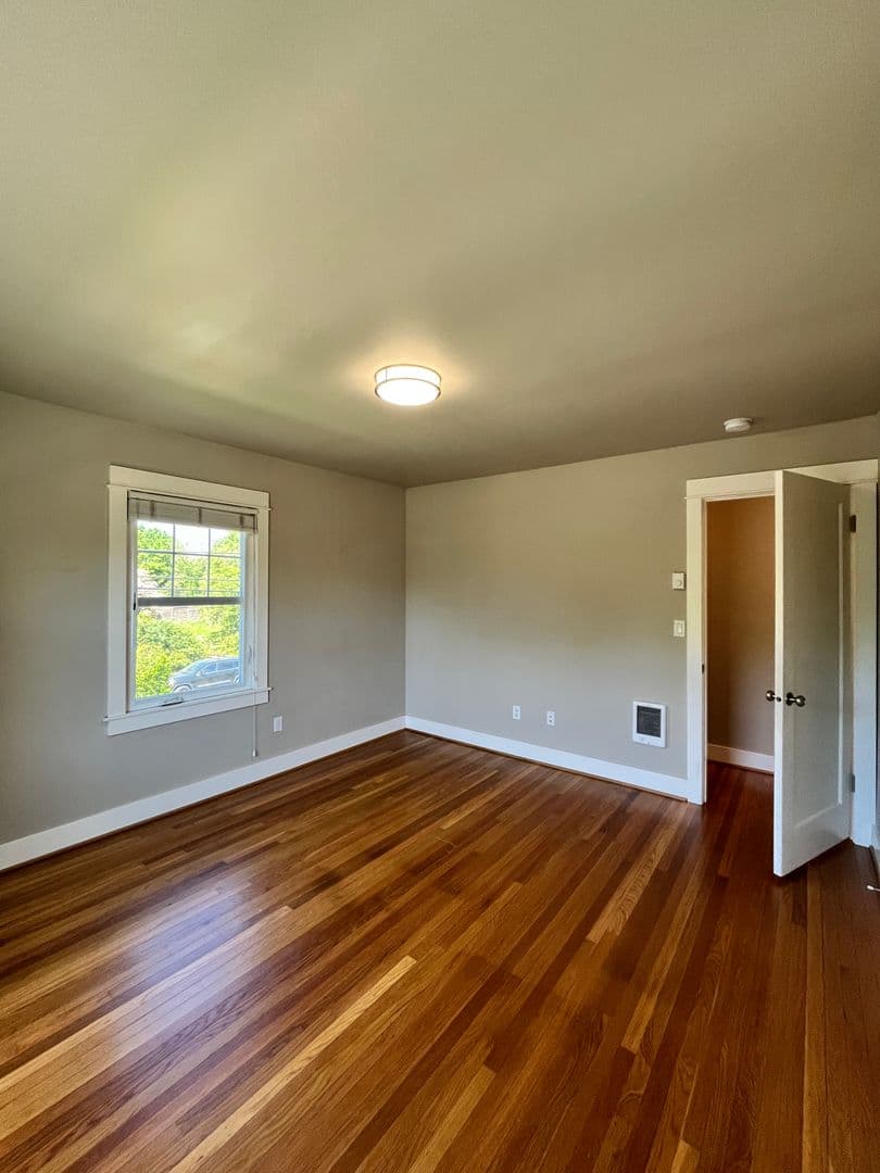 Large / Close-In 1 Bedroom w/Bonus Room! Hardwood Floor, Private Storage, Washer/Dryer & Pet Friendly! 15 of 21