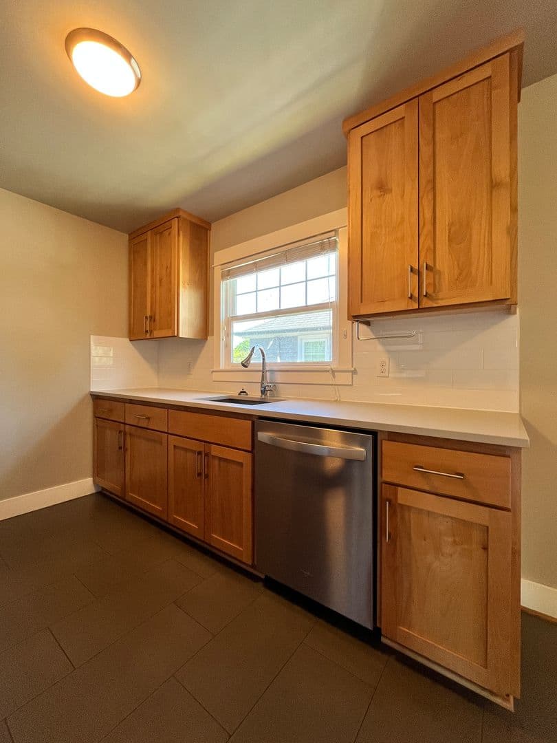 Large / Close-In 1 Bedroom w/Bonus Room! Hardwood Floor, Private Storage, Washer/Dryer & Pet Friendly! 8 of 21
