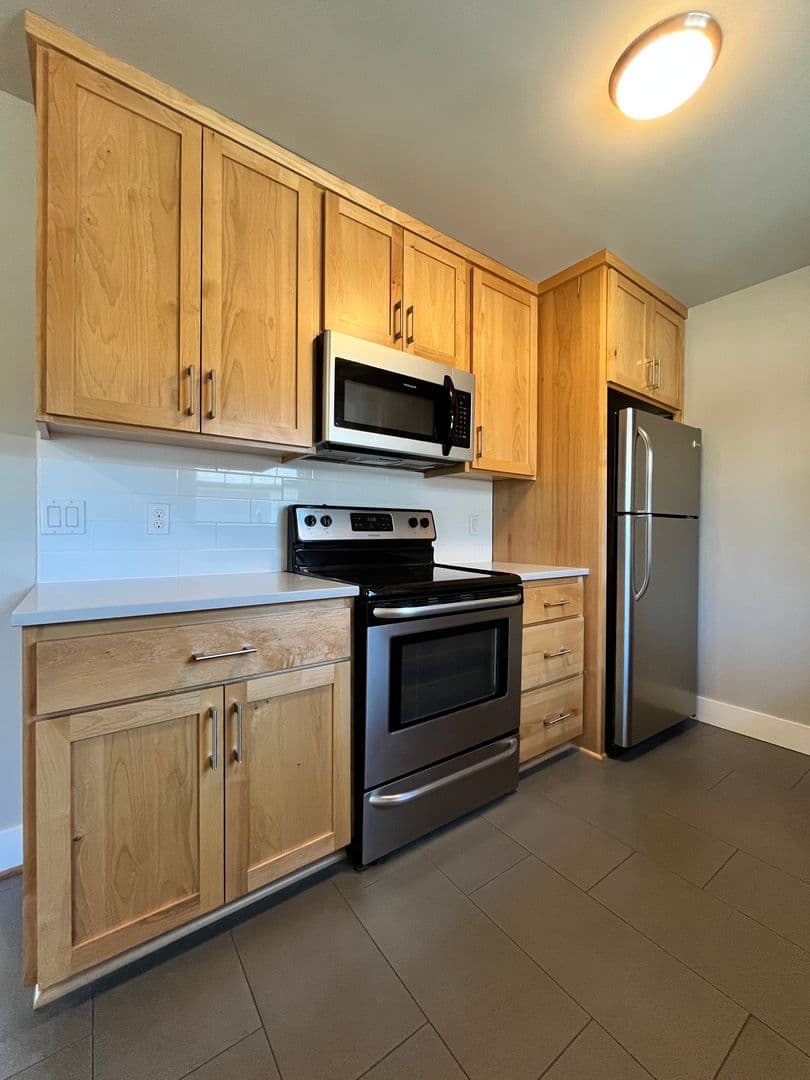 Large / Close-In 1 Bedroom w/Bonus Room! Hardwood Floor, Private Storage, Washer/Dryer & Pet Friendly! 7 of 21