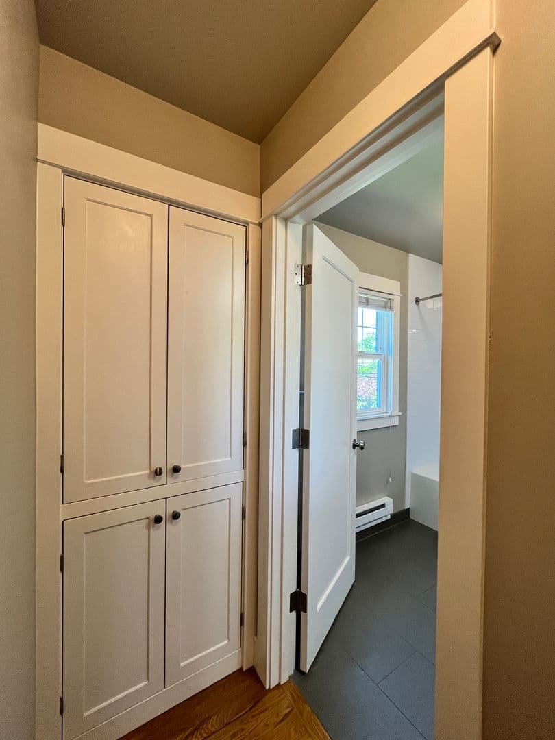 Large / Close-In 1 Bedroom w/Bonus Room! Hardwood Floor, Private Storage, Washer/Dryer & Pet Friendly! 17 of 21