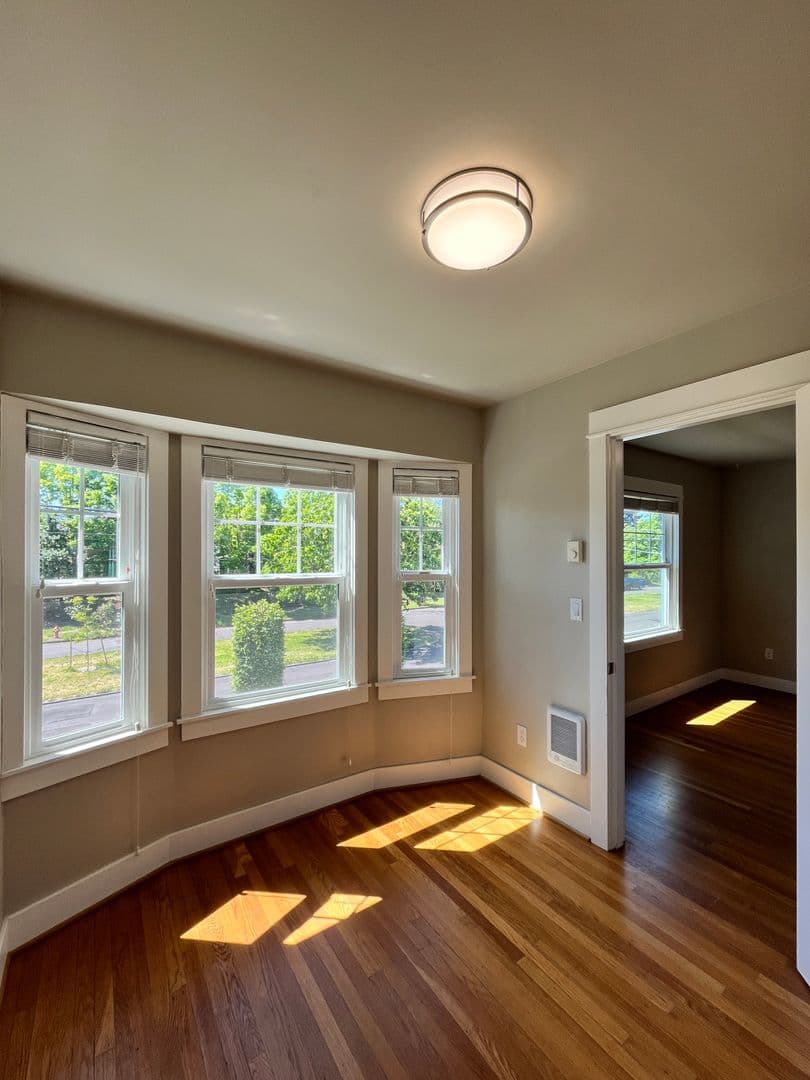 Large / Close-In 1 Bedroom w/Bonus Room! Hardwood Floor, Private Storage, Washer/Dryer & Pet Friendly! 11 of 21