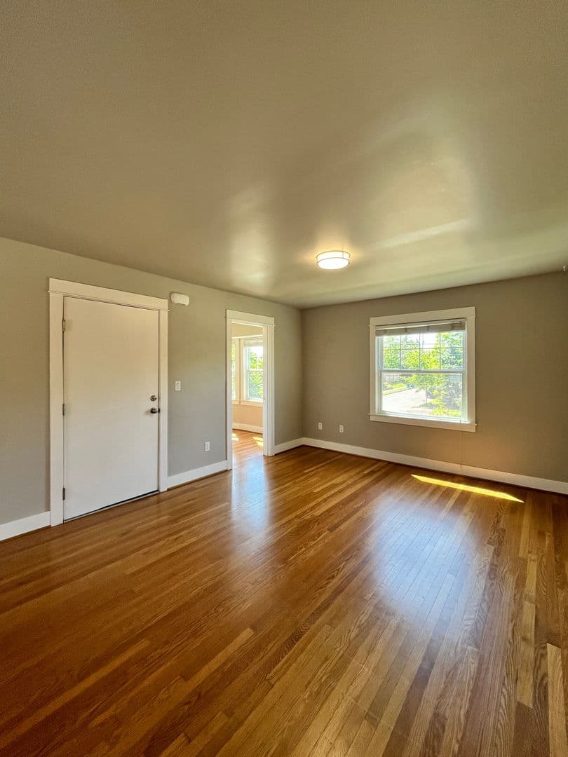 Large / Close-In 1 Bedroom w/Bonus Room! Hardwood Floor, Private Storage, Washer/Dryer & Pet Friendly! 3 of 21