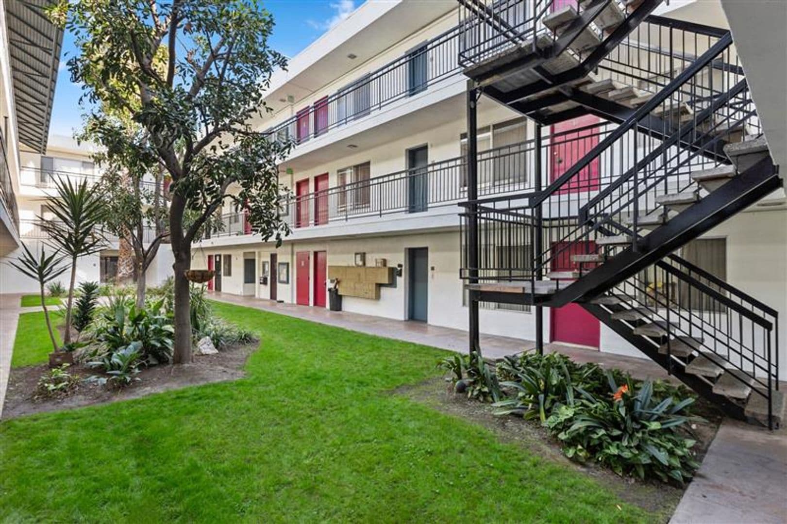 FREE RENT FOR 1 MONTH - applied to market rent 11 of 25