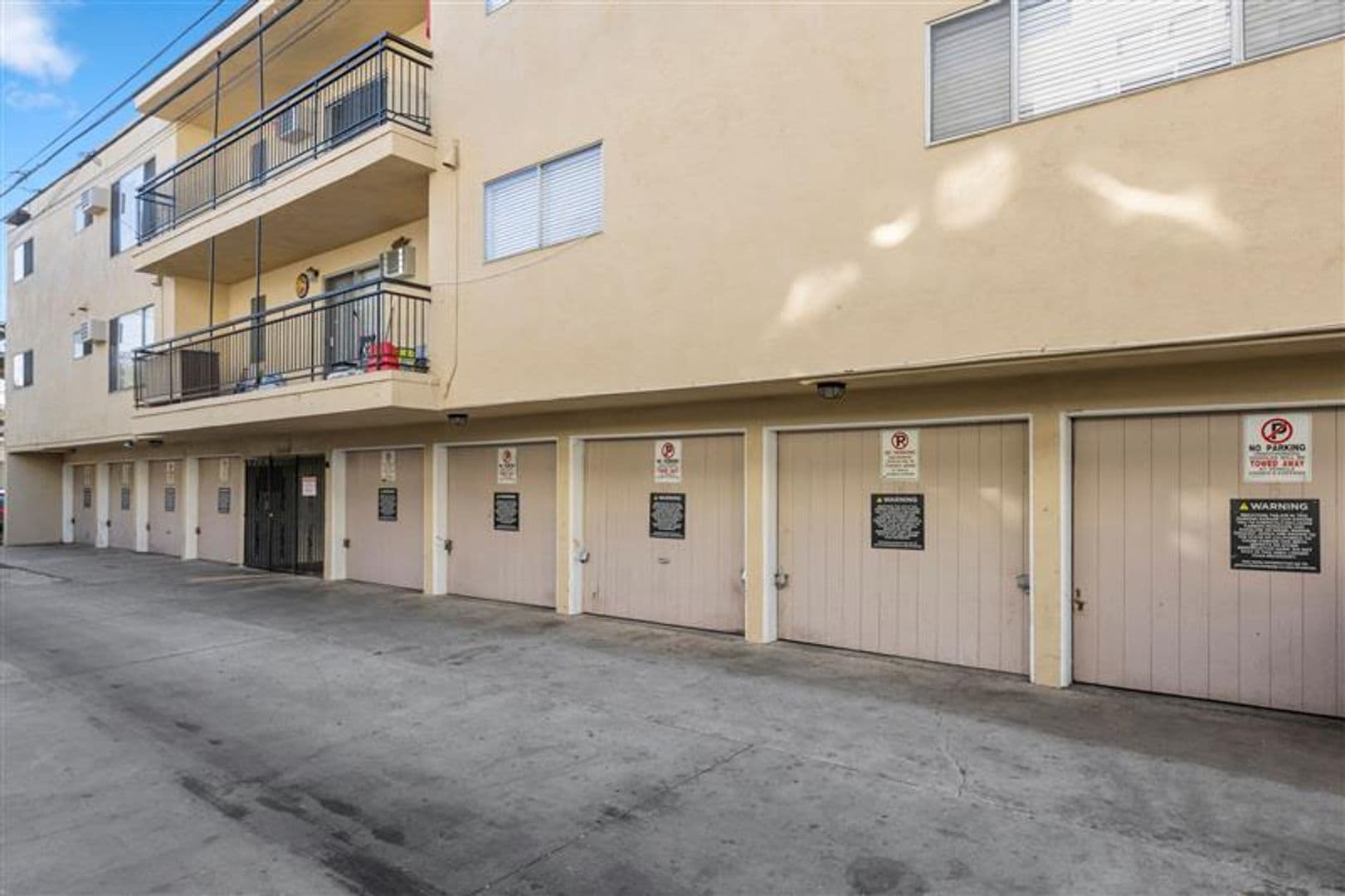 FREE RENT FOR 1 MONTH - applied to market rent 21 of 25