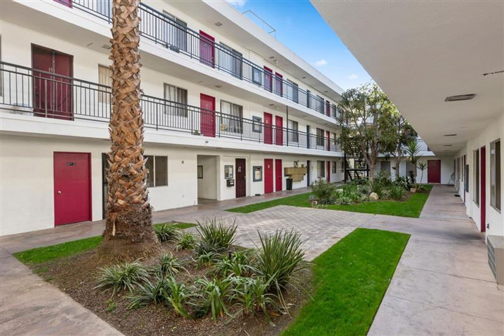 FREE RENT FOR 1 MONTH - applied to market rent 19 of 25