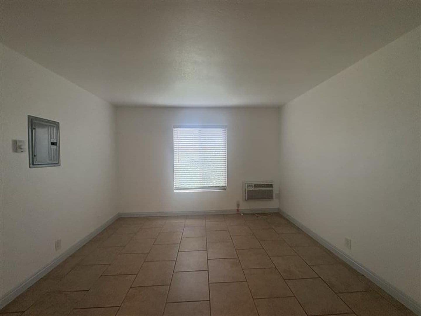 1518 E 3rd St 8 of 14