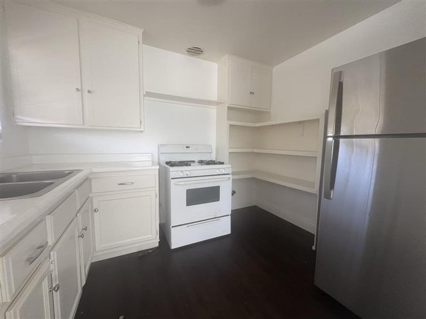 201-209 E 12th St Apts 13 of 16