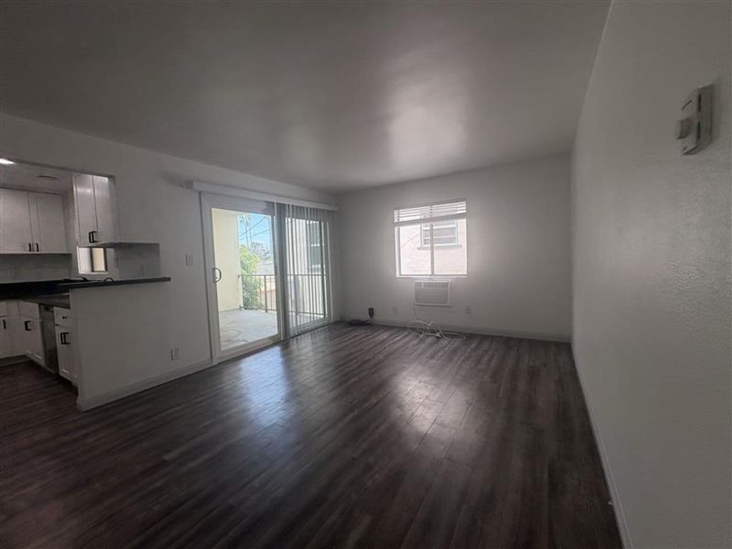 1518 E 3rd St 7 of 17