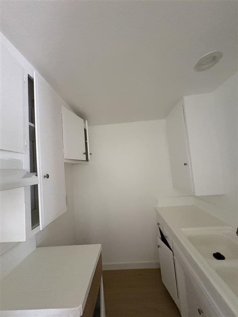 FREE RENT FOR 1 MONTH - applied to market rent 17 of 25