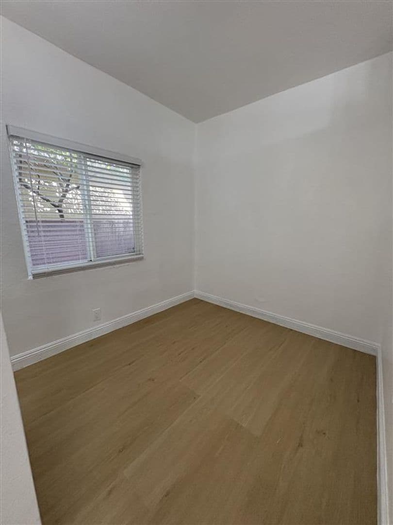 1033 Hoffman Ave 4 of 8