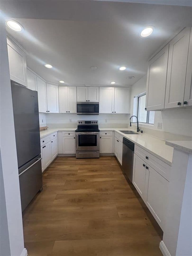1518 E 3rd St 5 of 12