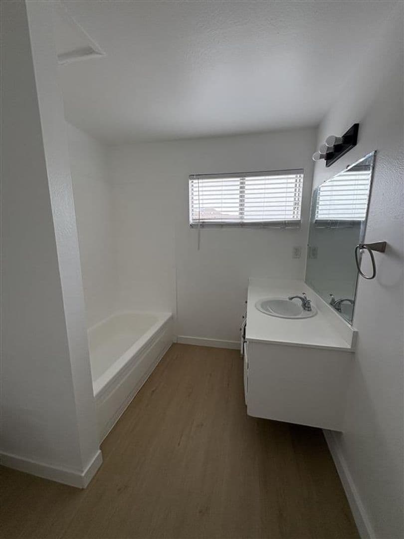 FREE RENT FOR 1 MONTH - applied to market rent 16 of 25