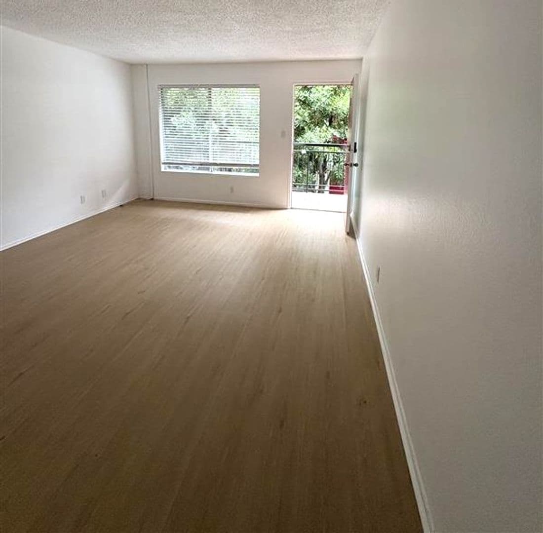 FREE RENT FOR 1 MONTH - applied to market rent 12 of 25