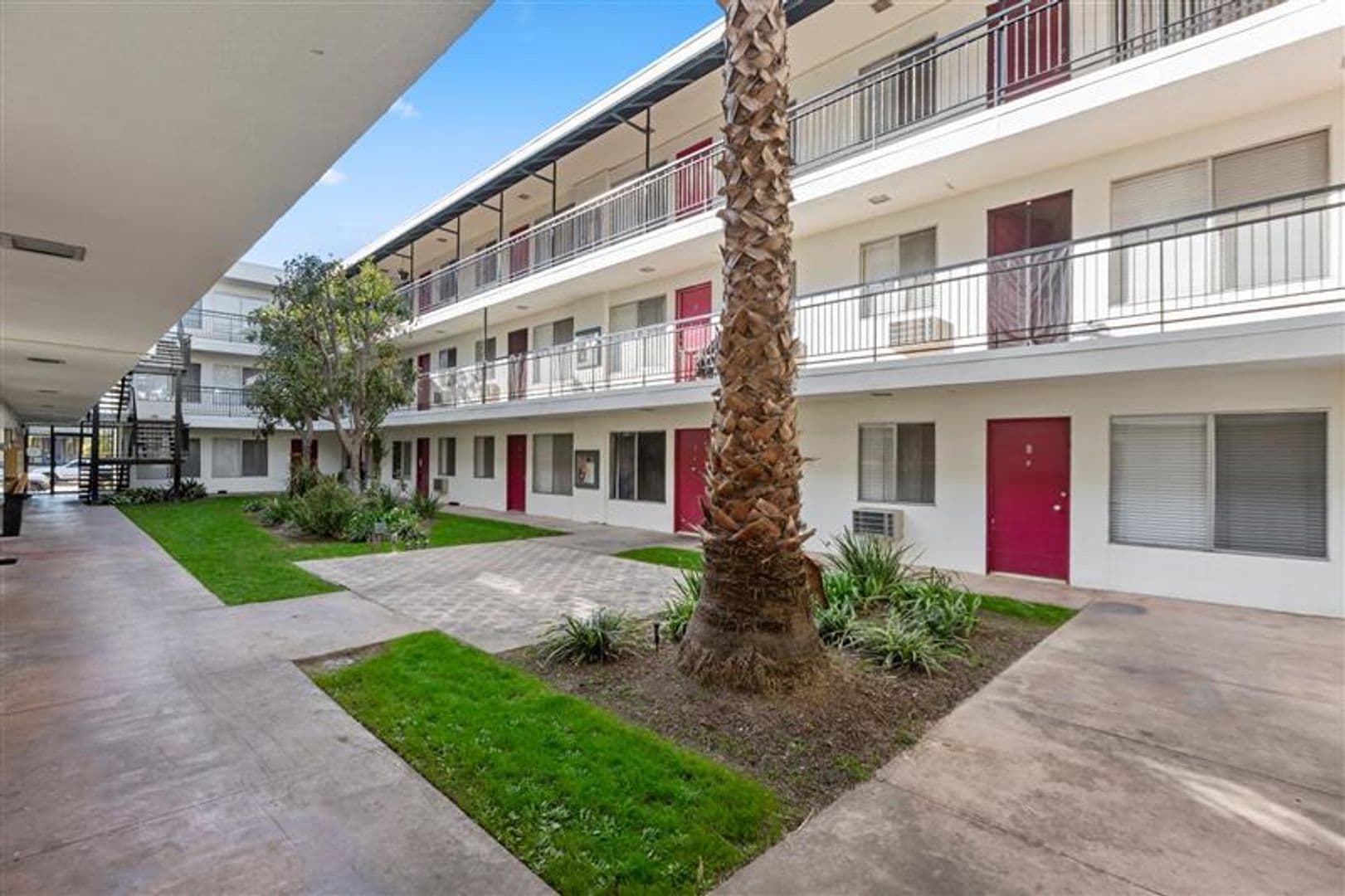 FREE RENT FOR 1 MONTH - applied to market rent 20 of 25