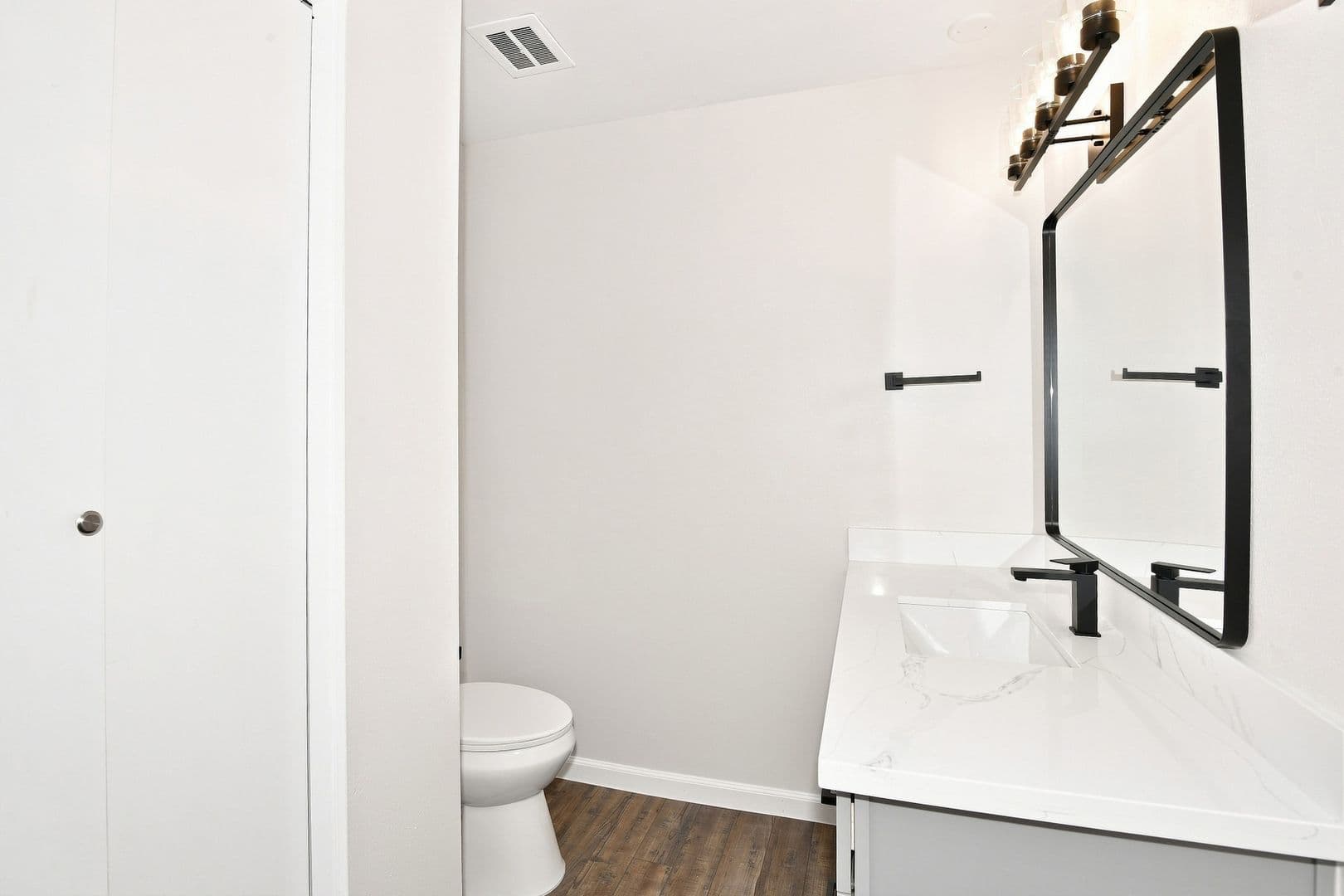 North Tacoma 2bed/1.5bath unit - #7 Renovated with washer/dryer Move-In Special: FREE 1st Full Month Rent 10 of 16