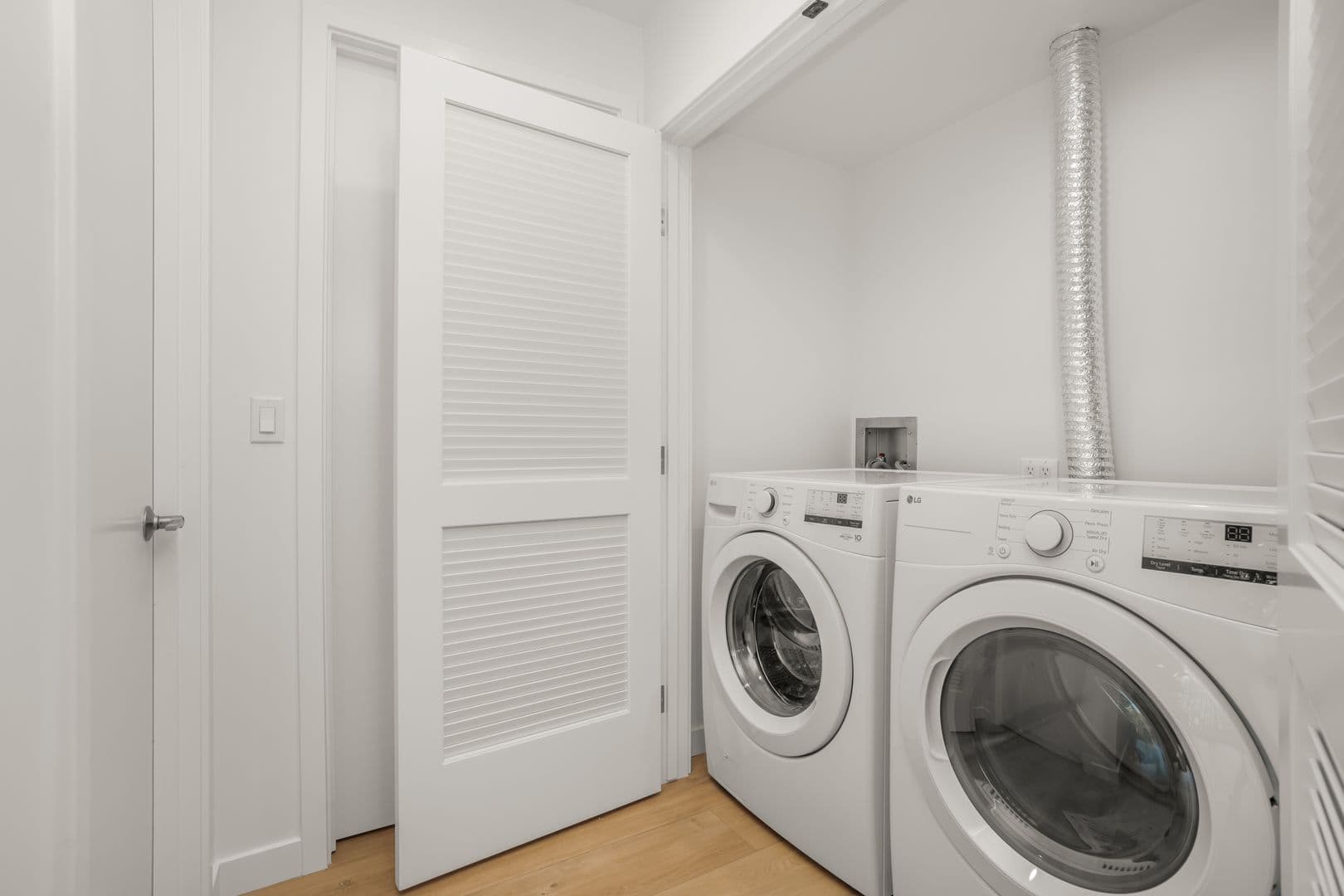 ST Living at 1422 Tamarind | Come Home to Elevated Comfort (LIMITED MOVE IN SPECIAL!!) 27 of 48