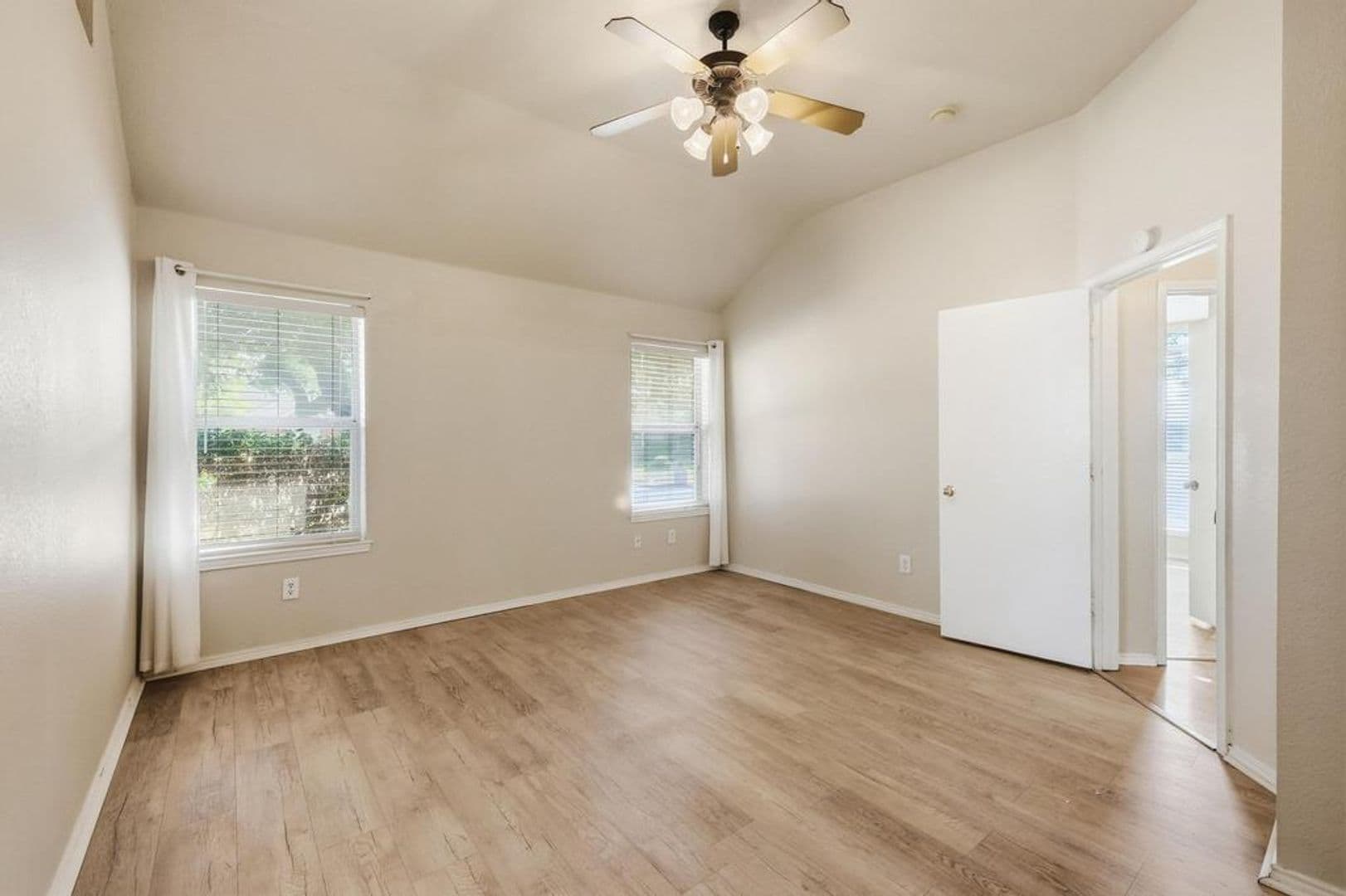 100 Oak Hollow Ln. 22 of 34