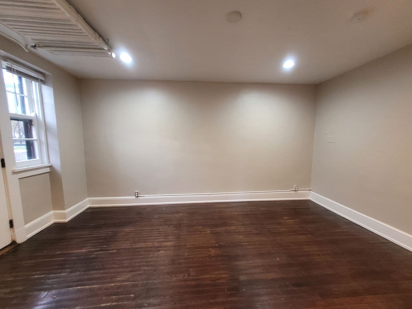 RENT SPECIAL! One bedroom apartment home in the Sherman Hills neighborhood! 7 of 27