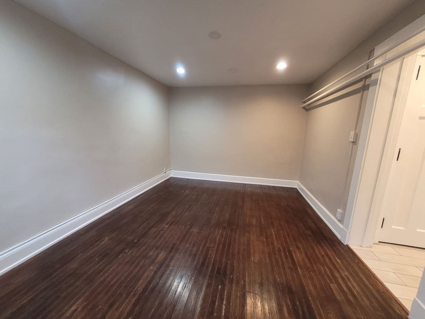 RENT SPECIAL! One bedroom apartment home in the Sherman Hills neighborhood! 4 of 27