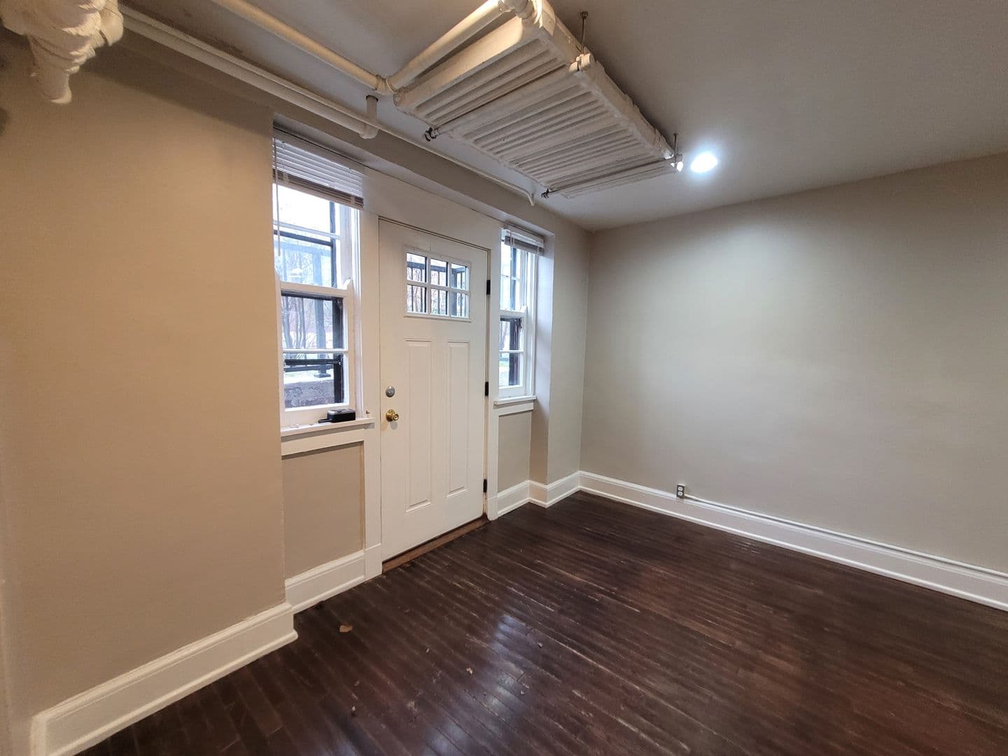 RENT SPECIAL! One bedroom apartment home in the Sherman Hills neighborhood! 3 of 27