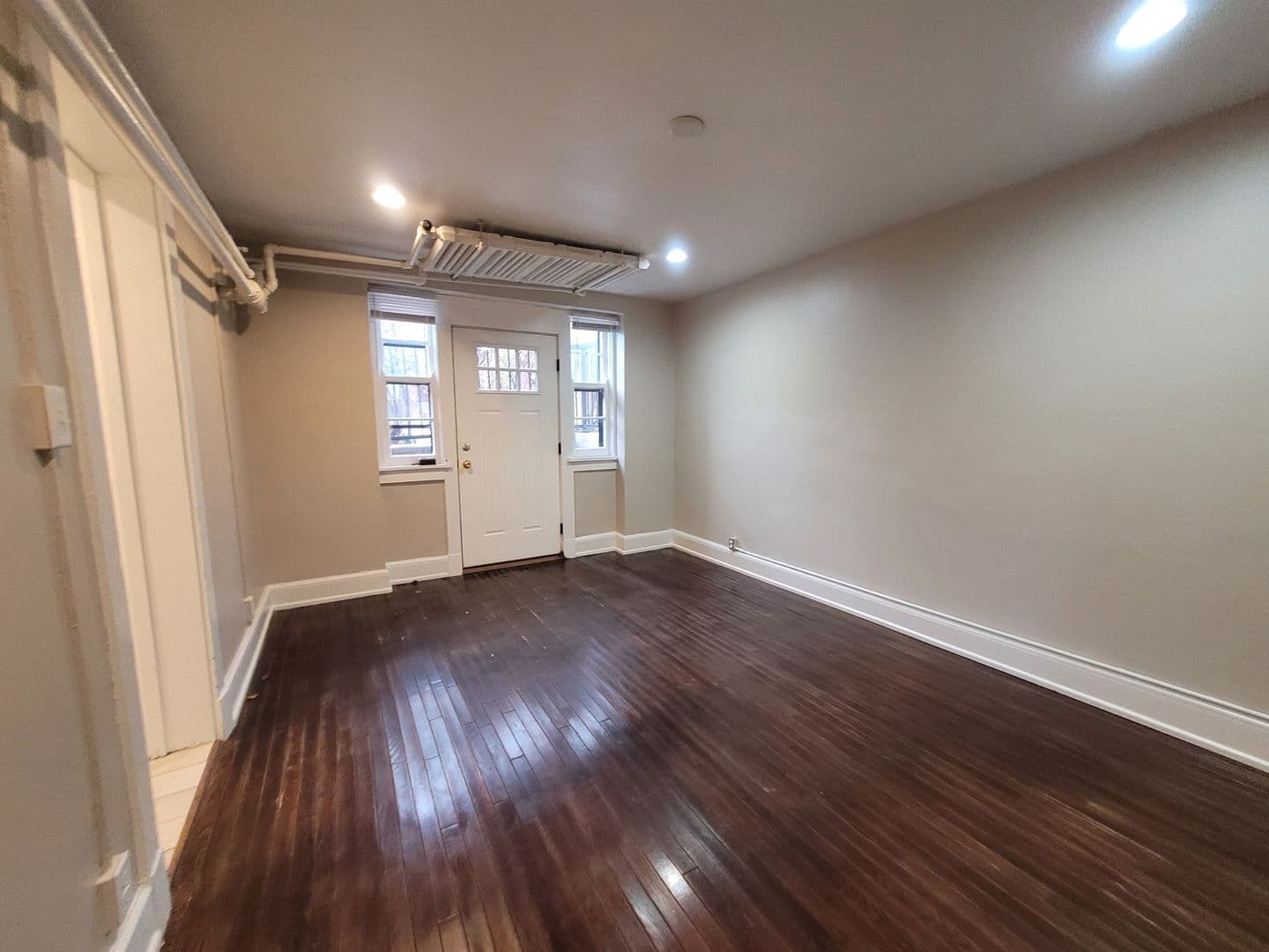 RENT SPECIAL! One bedroom apartment home in the Sherman Hills neighborhood! 2 of 27