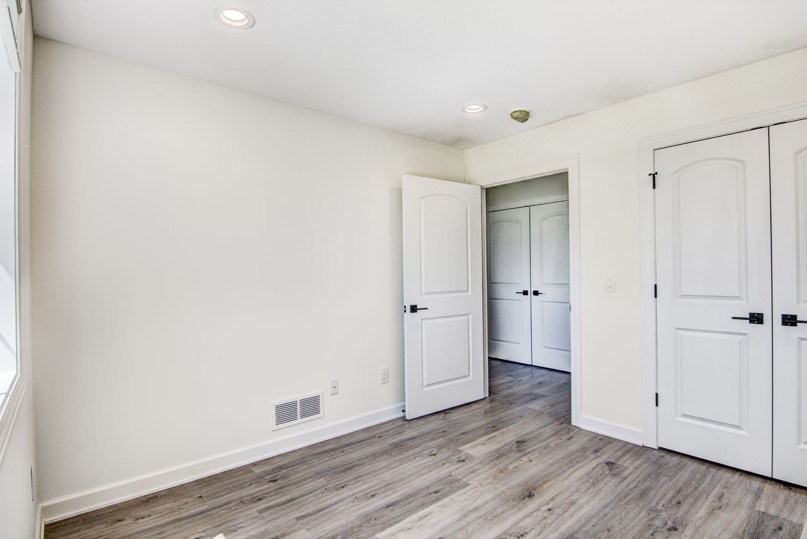 3 Bedroom Town Home 19 of 27
