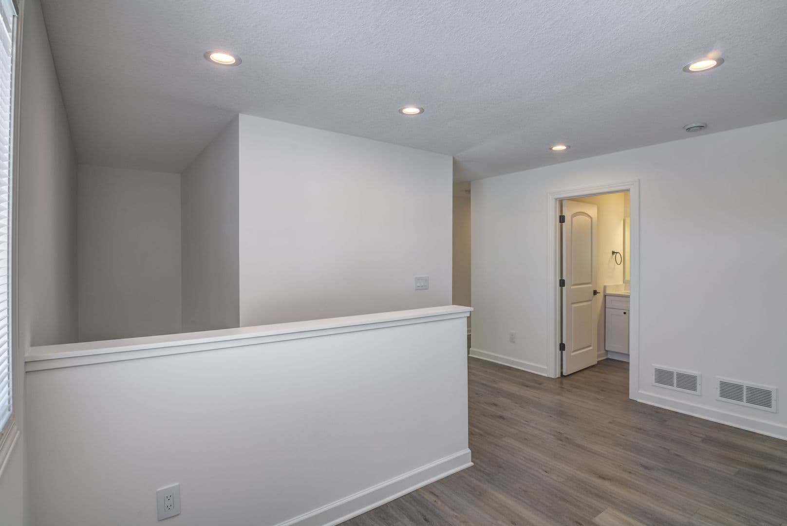 3 Bedroom Town Home 24 of 32