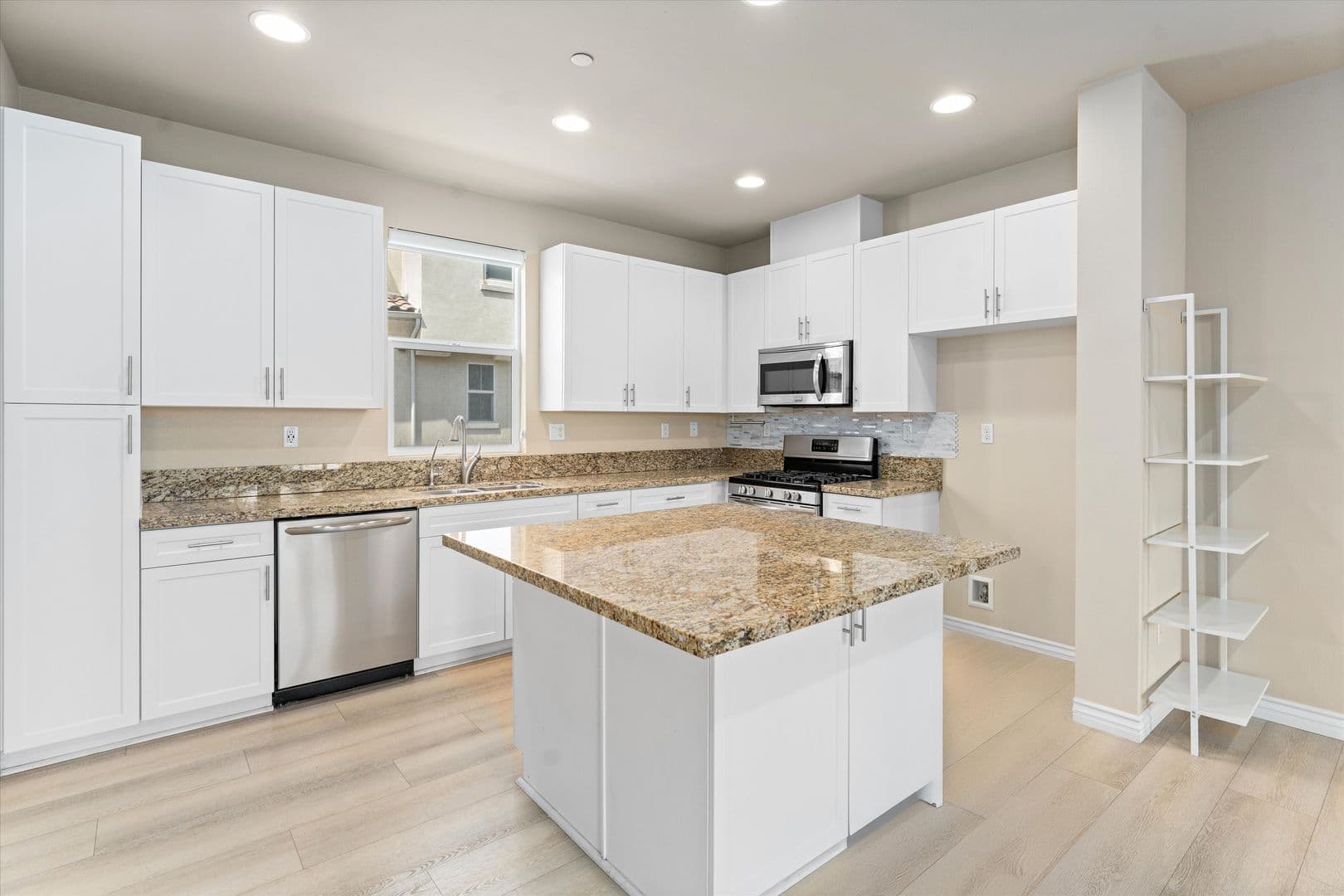 2651 W Lincoln Ave Unit 17, Anaheim, CA 92801 4 of 36