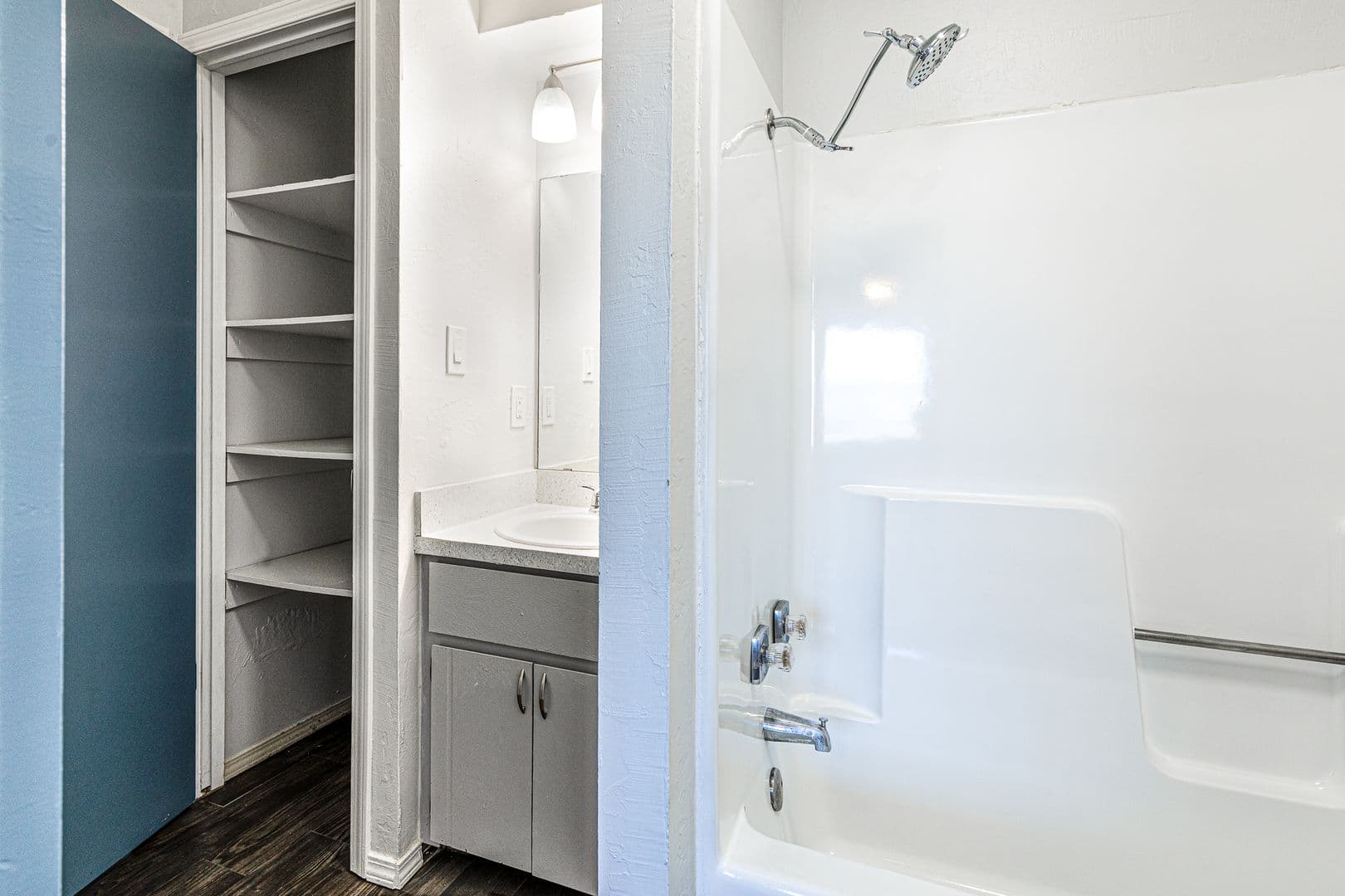 Beautifully Renovated 2bed/2bath Flat 17 of 20