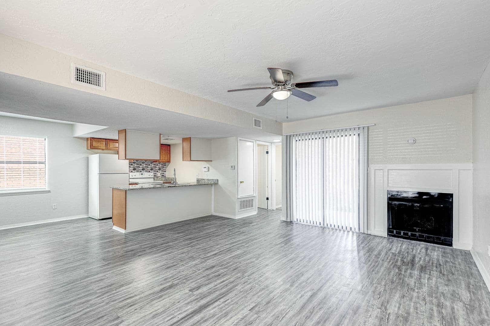 Large Renovated 2Bed 2Bath Apartment 11 of 37