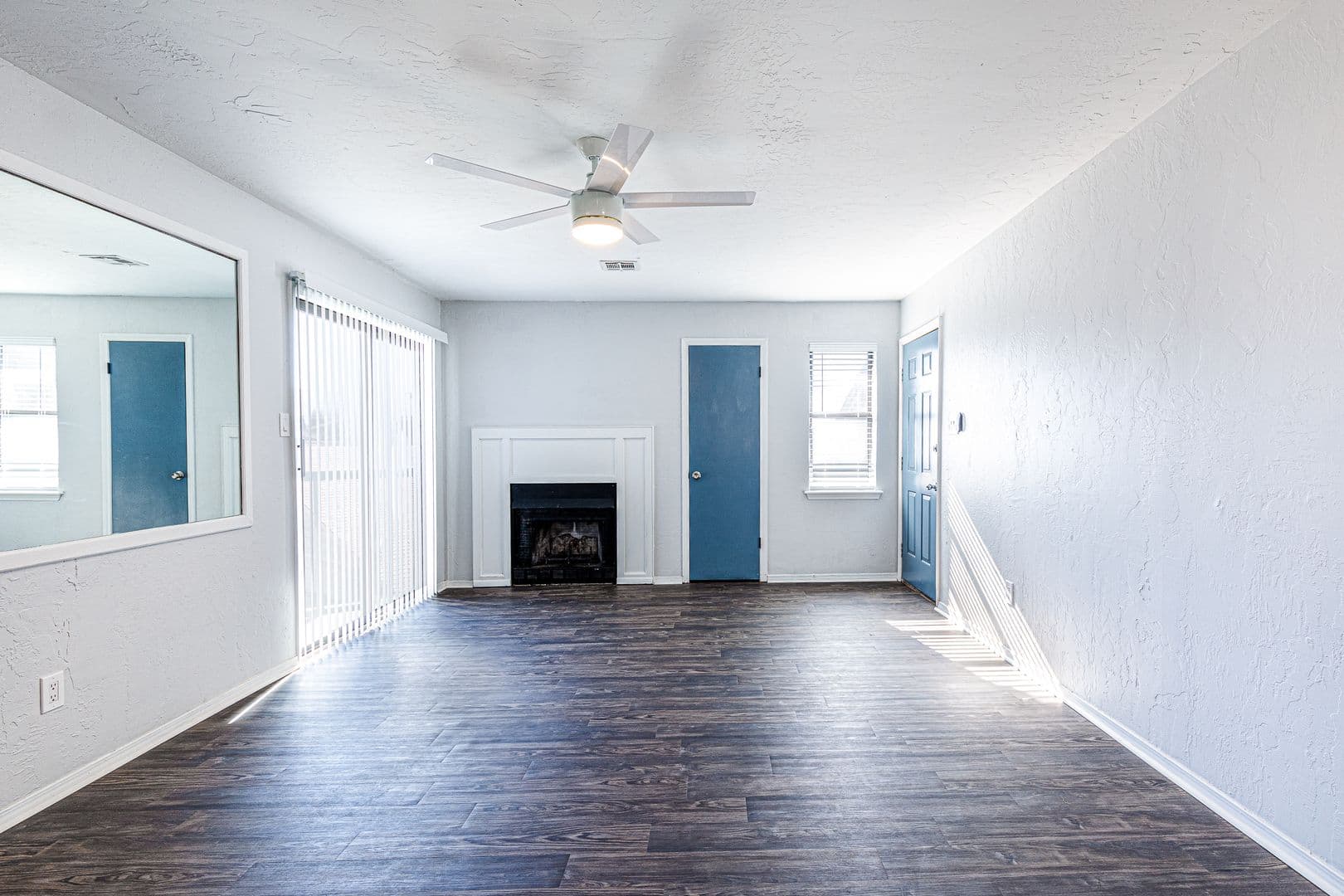 Beautifully Renovated 2bed/2bath Flat 3 of 20