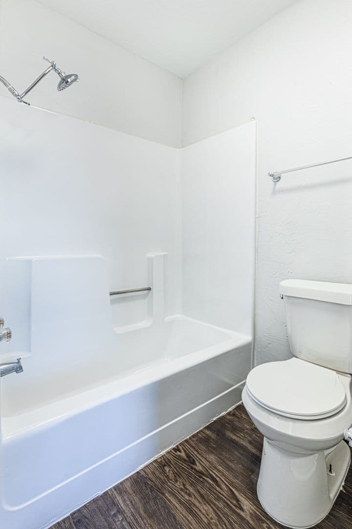 Beautifully Renovated 2bed/2bath Flat 14 of 20