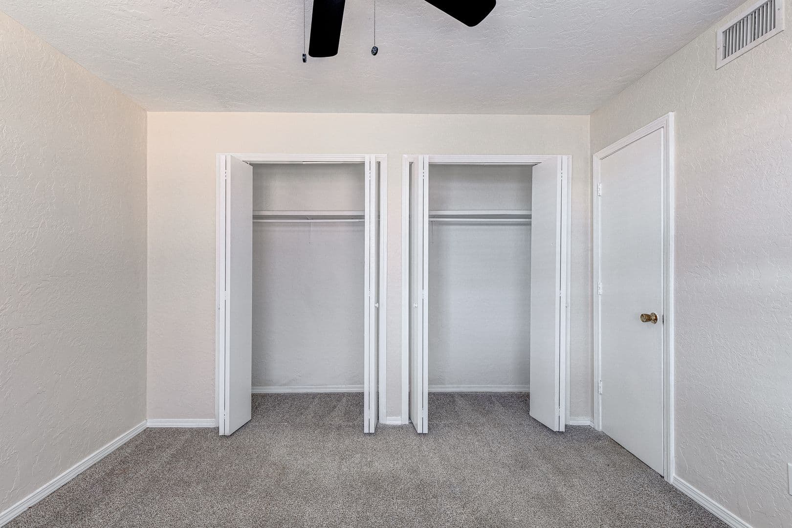 Large Renovated 2Bed 2Bath Apartment 34 of 37