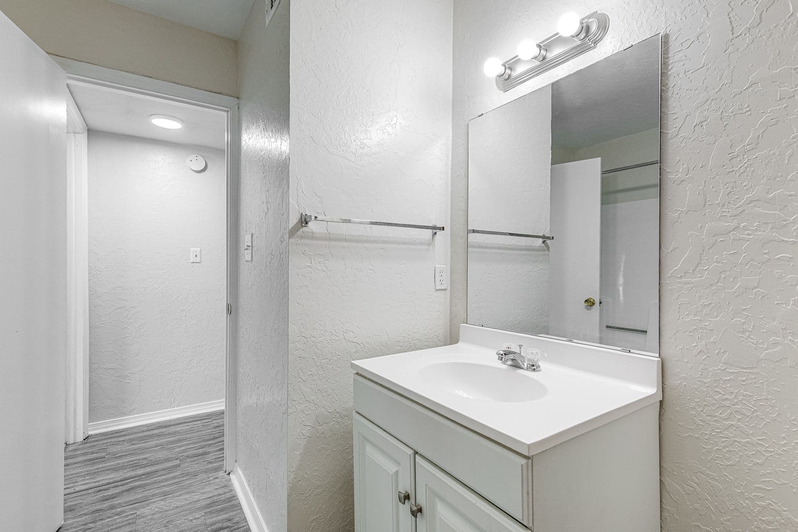 Large Renovated 2Bed 2Bath Apartment 16 of 37