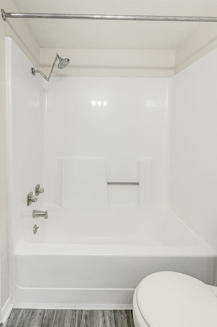 Large Renovated 2Bed 2Bath Apartment 30 of 37