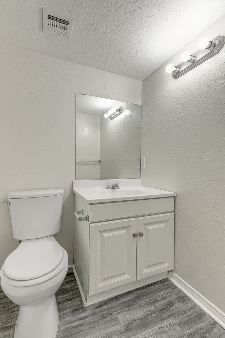 Large Renovated 2Bed 2Bath Apartment 31 of 37