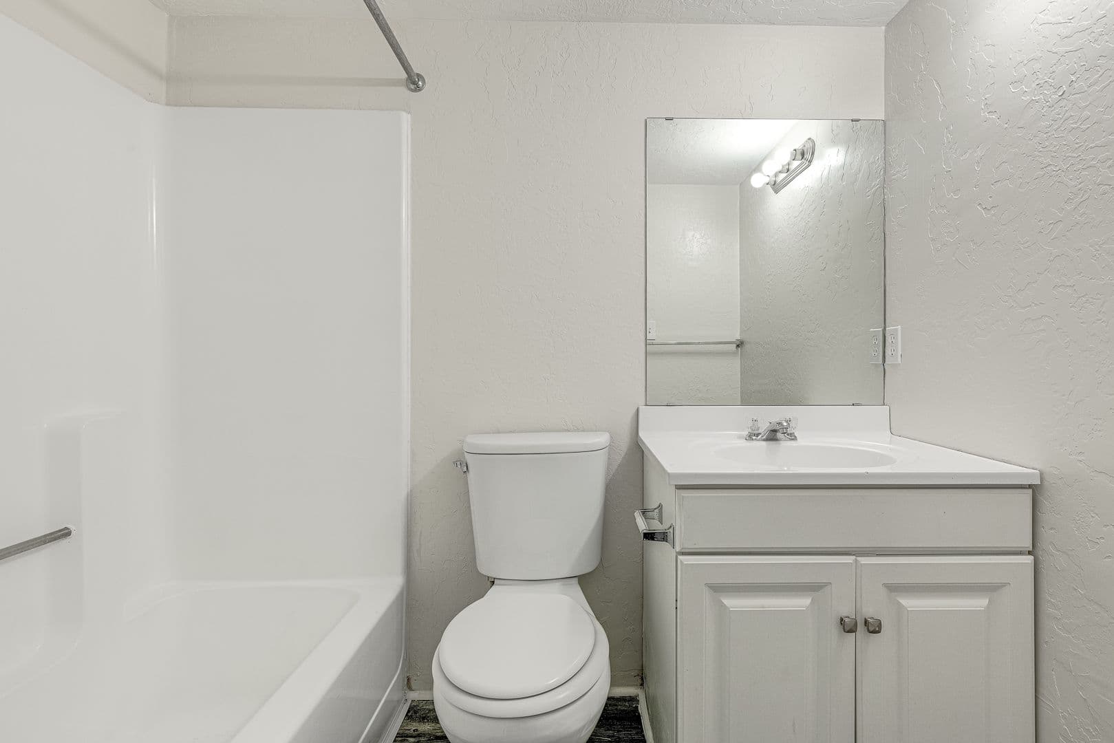 Large Renovated 2Bed 2Bath Apartment 32 of 37