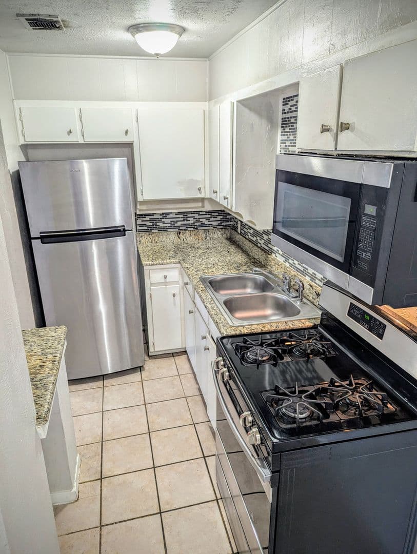 1 Bed 1 Bath ALL BILLS PAID 8 of 12