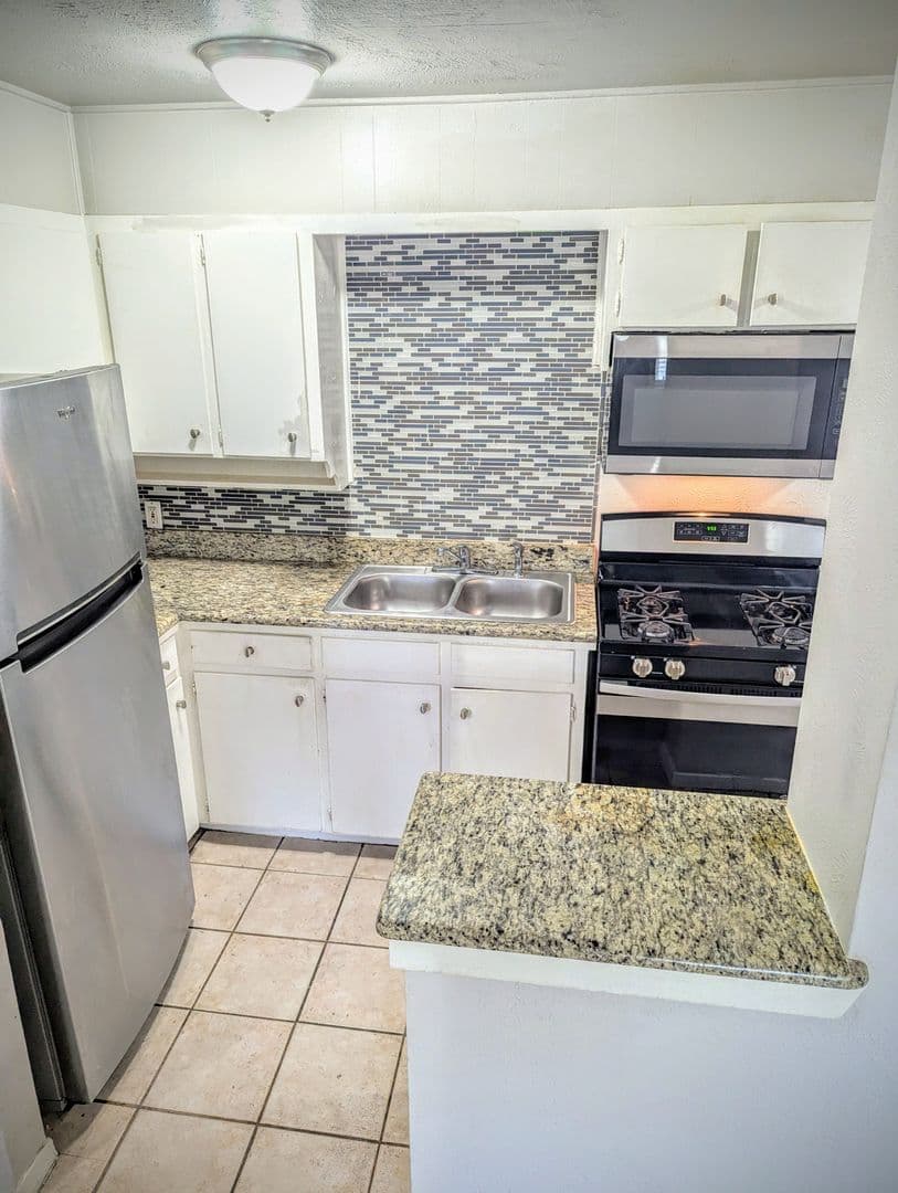 1 Bed 1 Bath ALL BILLS PAID 7 of 12