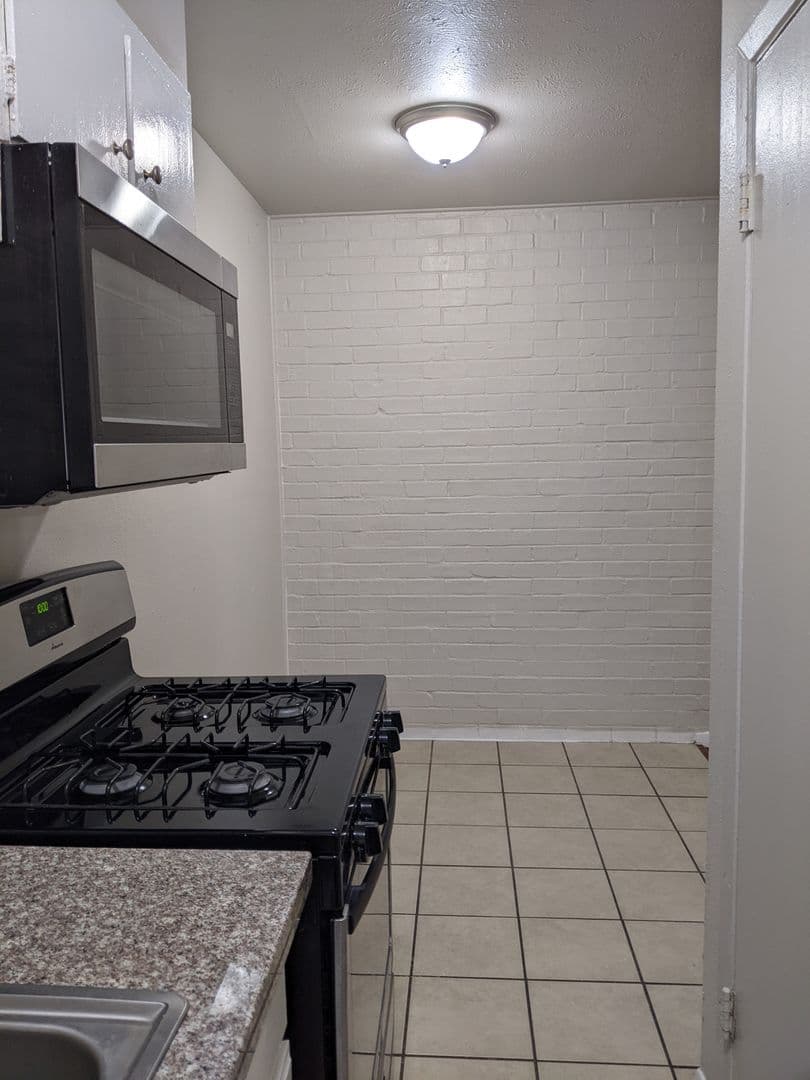 1 Bed 1 Bath ALL BILLS PAID 10 of 13