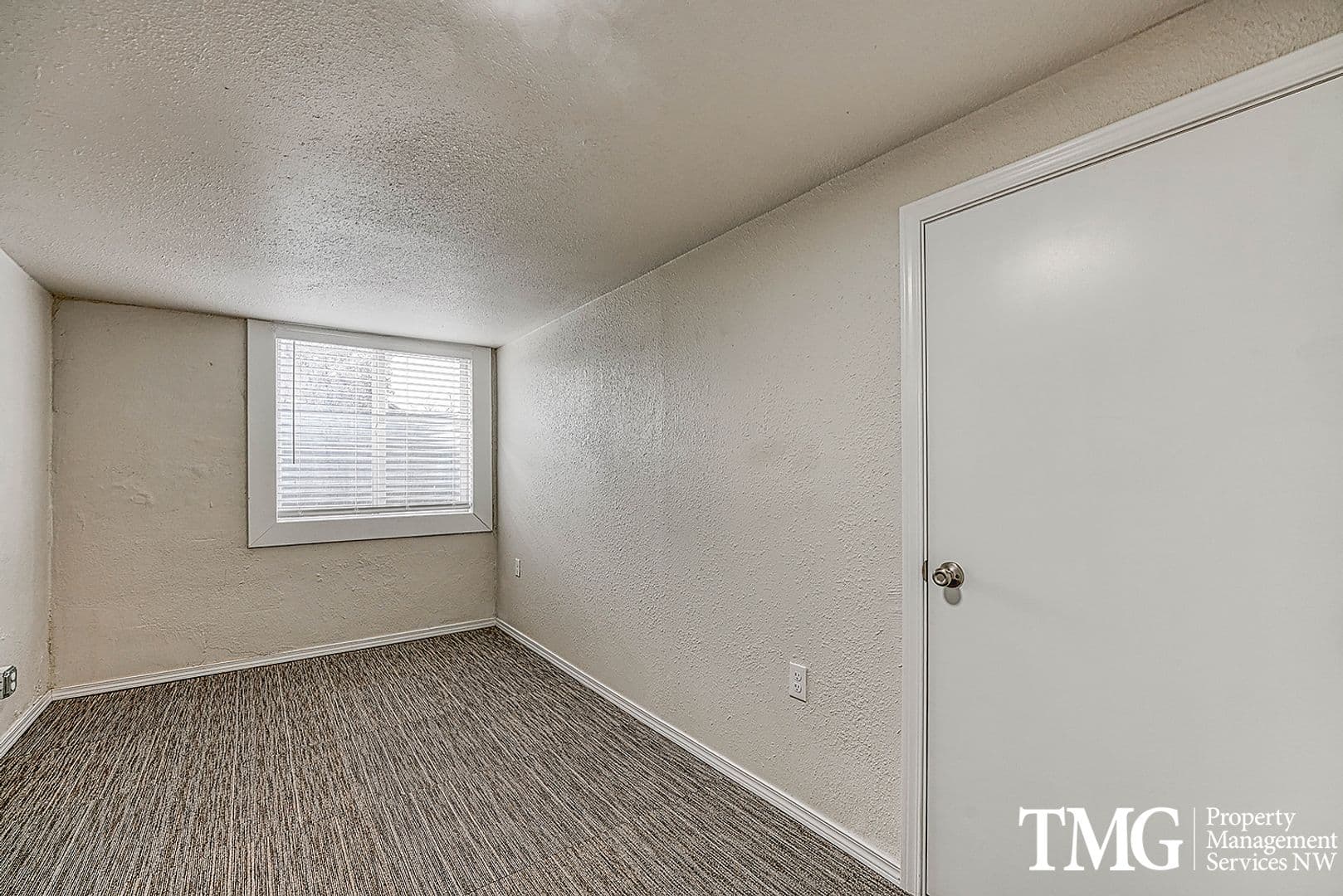 1 MONTH FREE ON A 12 MONTH LEASE! AFFORDABLE 3 BEDROOM, FULLY REMODELED! 14 of 25